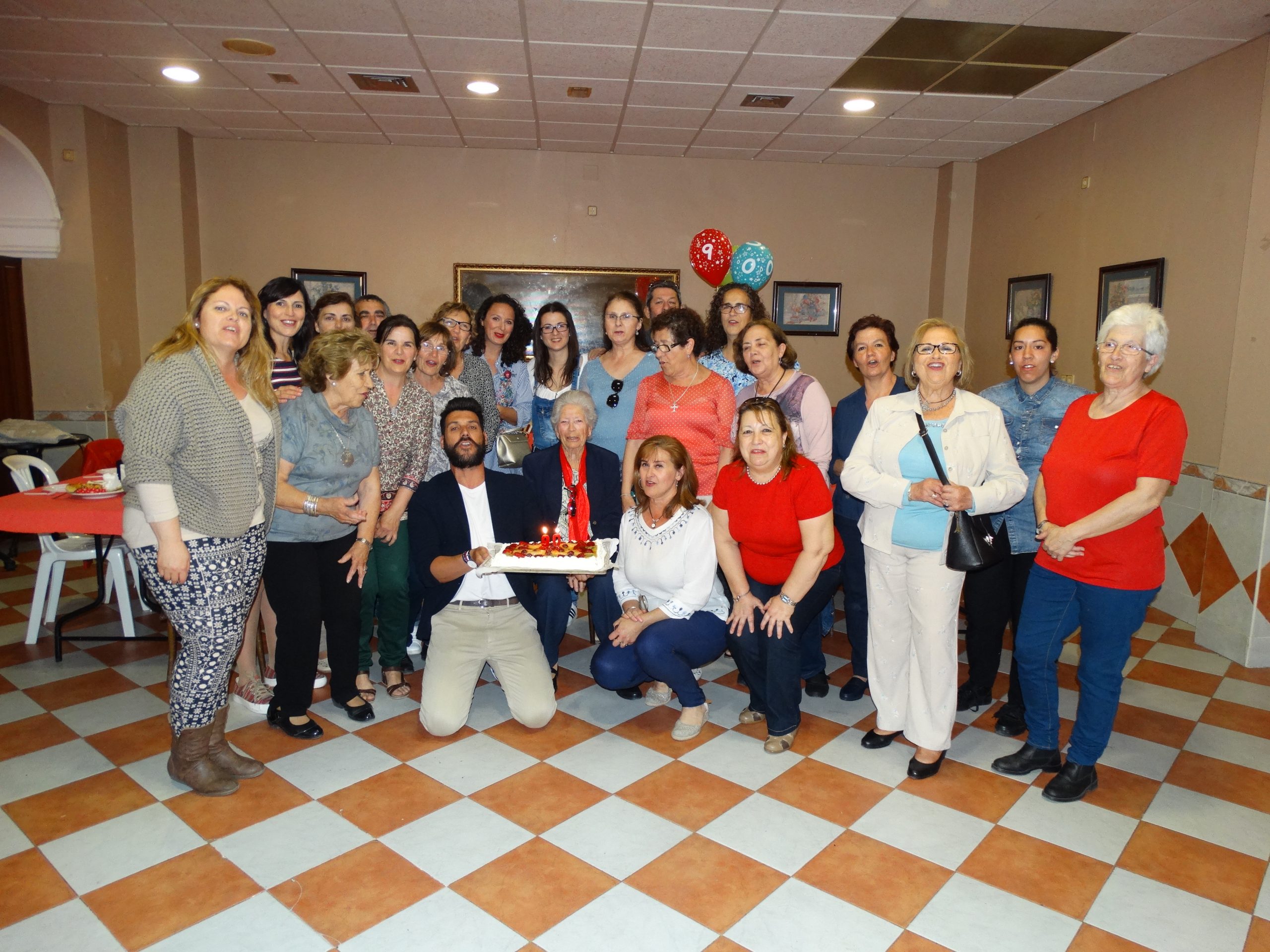 Manuela, voluntaria de Madre Coraje Puerto Real, cumple 90 años