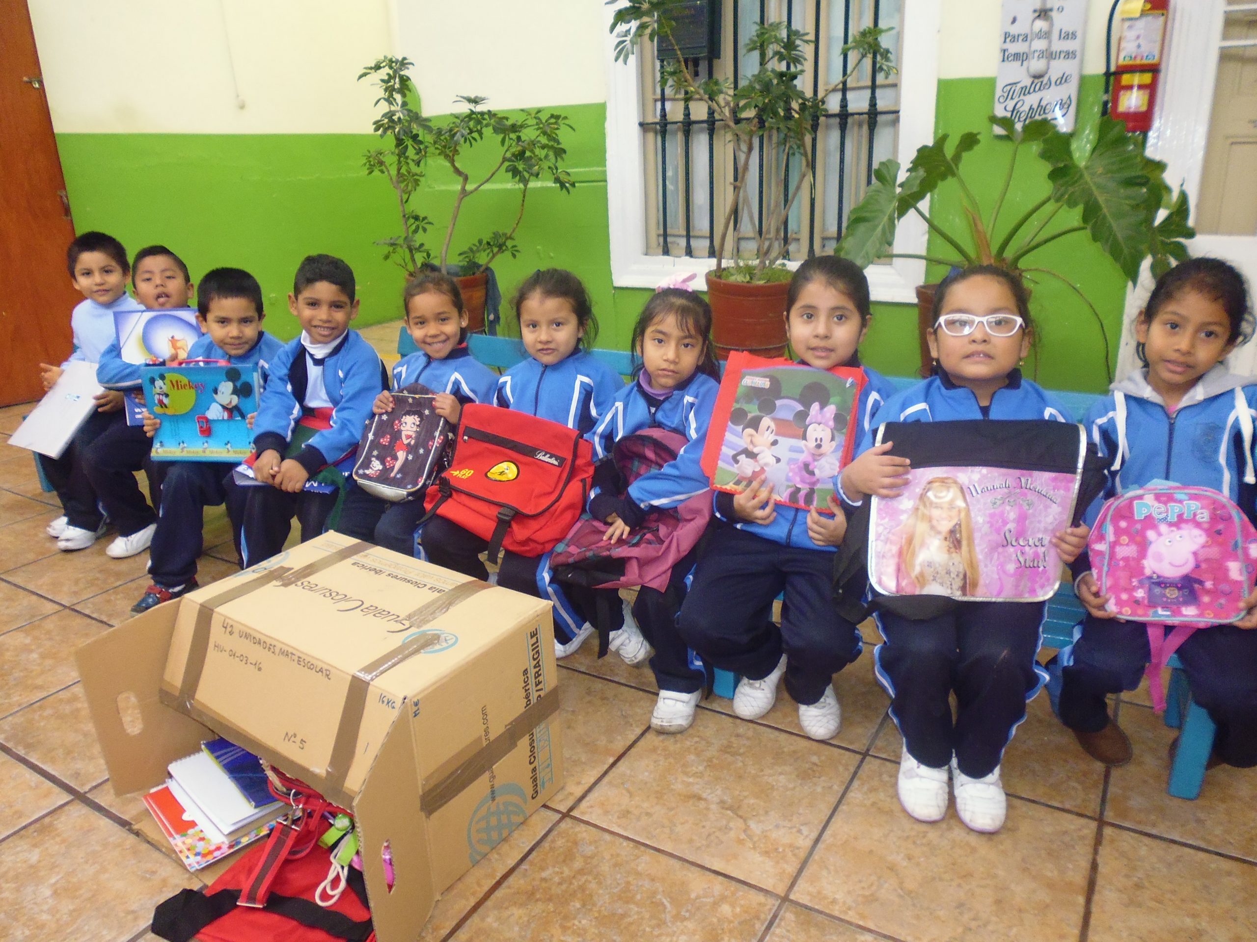 Recibiendo material educativo