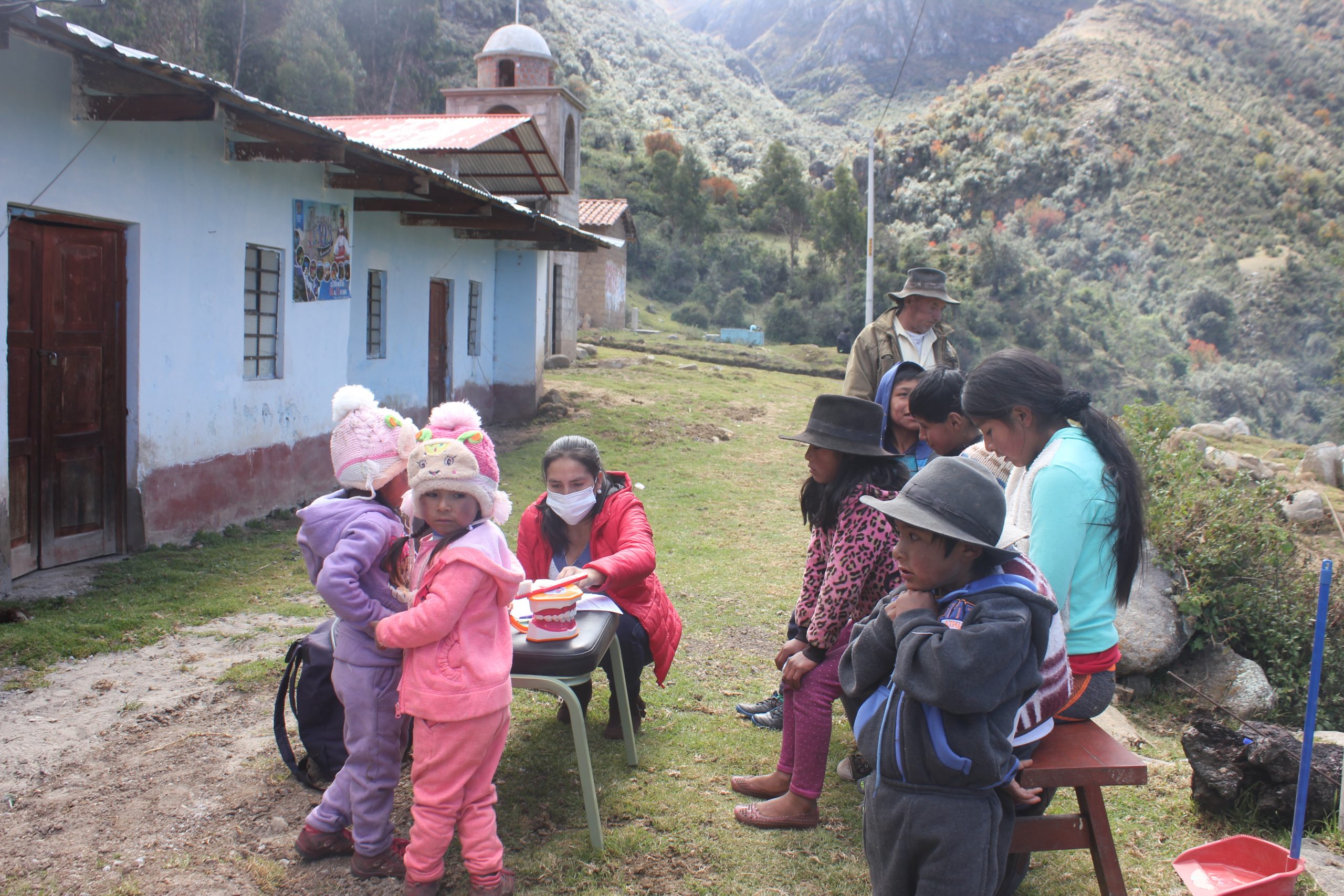 Odontologa realizando sensibilizacion de manejo del cepillado diario en la limpieza bucal.
