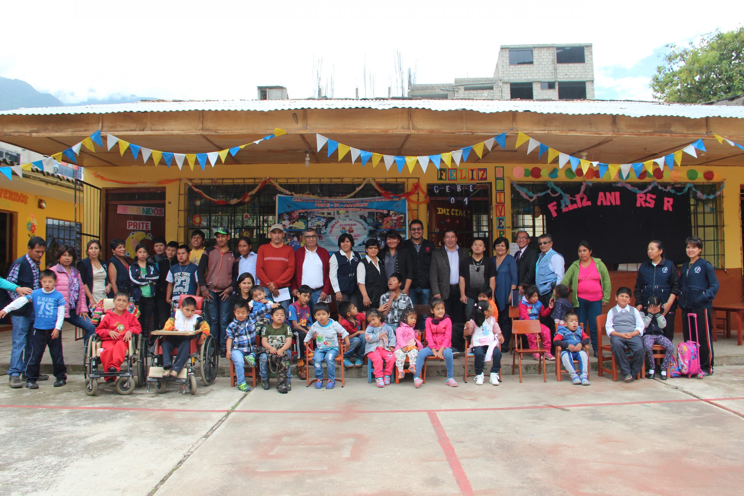 Coordinadora de MC, Equipo C Abancay, autoridades docentes, padres y estudiantes del CEBE 01