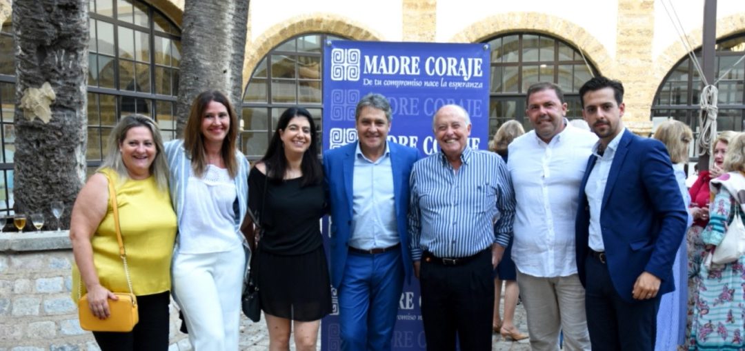 Magia, humor y grandes regalos inundaron la IV Cena Solidaria de Madre Coraje Cádiz en la Facultad de Filosofía y Letras