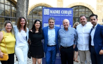 Magia, humor y grandes regalos inundaron la IV Cena Solidaria de Madre Coraje Cádiz en la Facultad de Filosofía y Letras