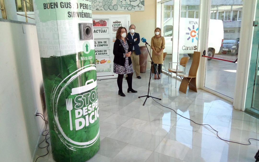 Madre Coraje inaugura su exposición ‘Stop Desperdicio’ en la sede de RTVA en Sevilla