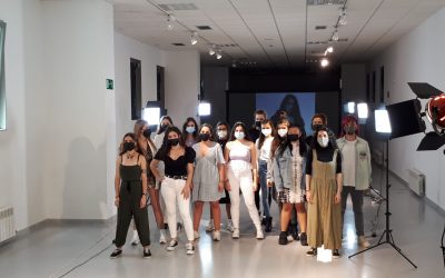 La Escuela de Arte de Cádiz y Madre Coraje presentan la colección CORAHE, en la que unen prendas usadas y diseño sostenible