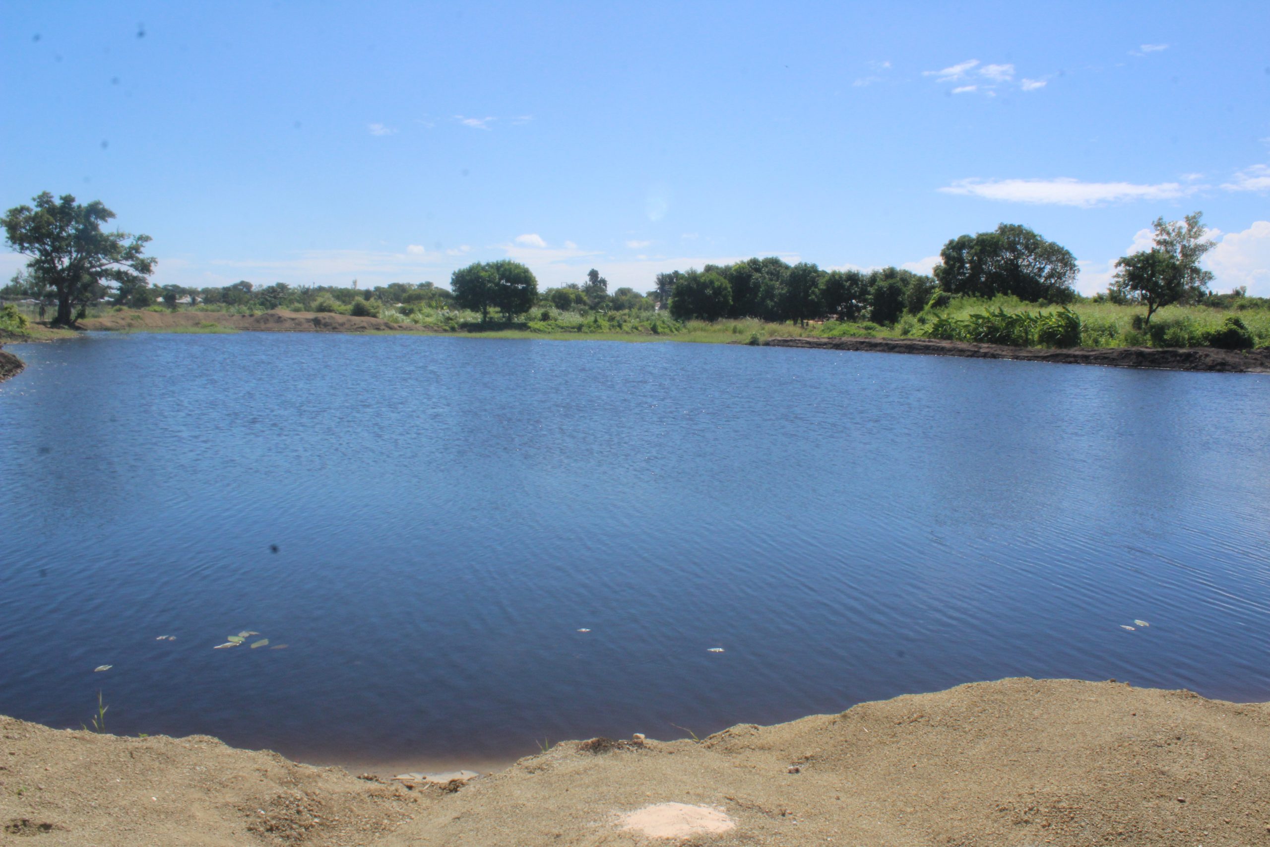 represa (cheia de agua)