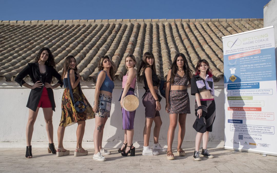 La Escuela de Arte de Jerez y Madre Coraje presentan la colección Upcycling, en la que unen prendas usadas y diseño sostenible