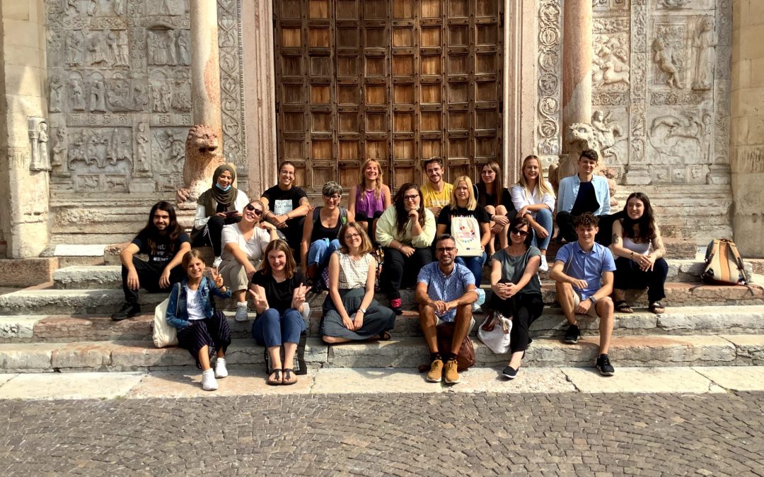 Empoderando a monitores juveniles para abordar los discursos de odio y la desinformación: El éxito del proyecto Erasmus+ “TOGETHER”