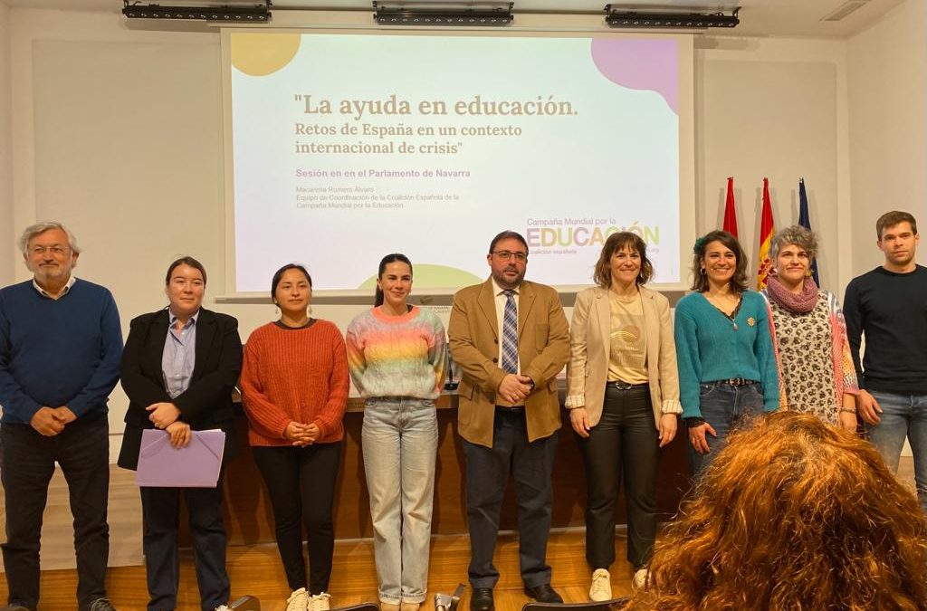 Más de 40 personas unen sus voces en el Parlamento de Navarra para analizar la inversión educativa a nivel estatal y local