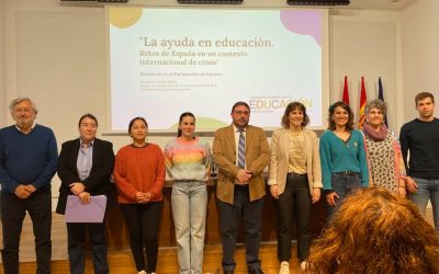 Más de 40 personas unen sus voces en el Parlamento de Navarra para analizar la inversión educativa a nivel estatal y local