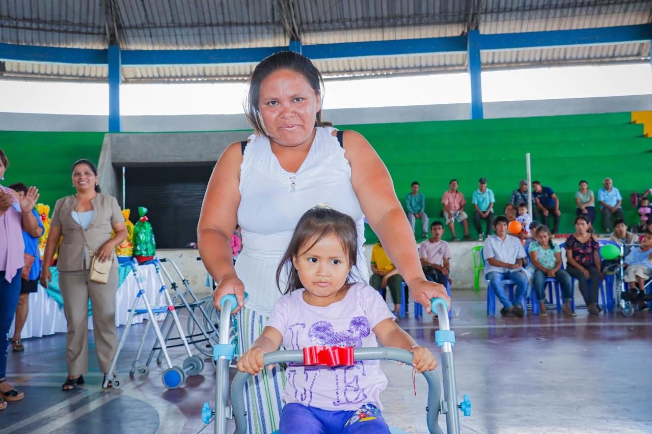 niña con discapacidad motora con carrito de Madre Coraje